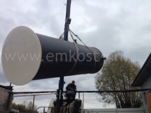 КНС из полипропилена с белым дном — подъём автокраном