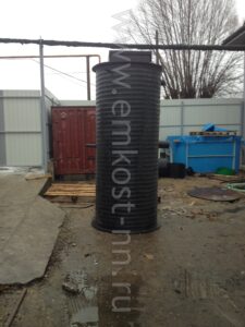 КНС из полипропилена с боковым патрубком на производственной площадке