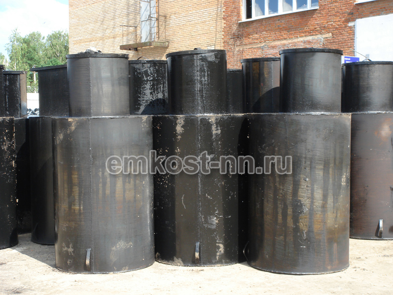 Кессоны для скважины из полипропилена на производственной площадке